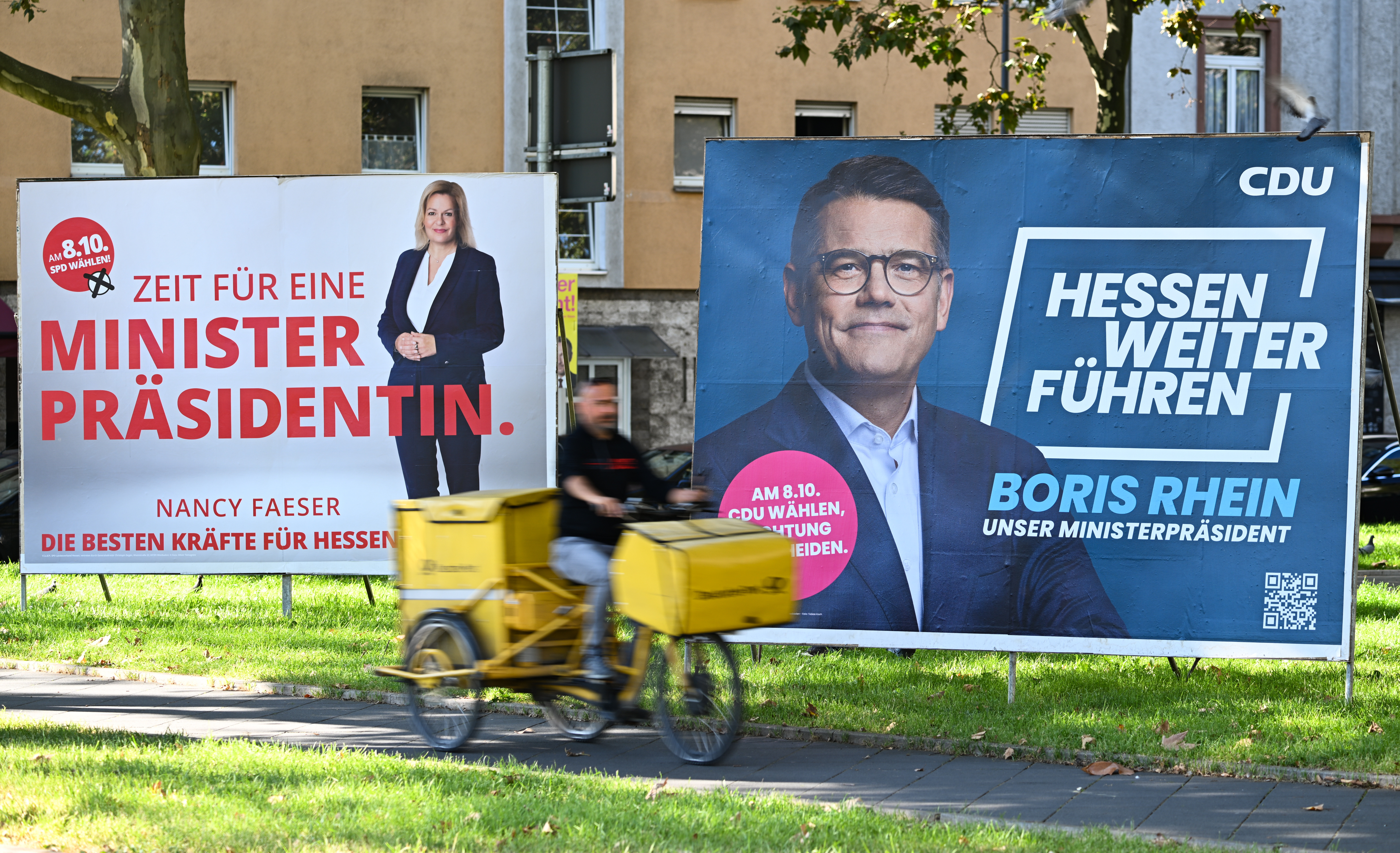 Wahlplakate der Spitzenkandidaten Boris Rhein (CDU, r), Ministerpräsident von Hessen, und Nancy Faeser (SPD), Bundesinnenministerin, stehen an einer Straße.