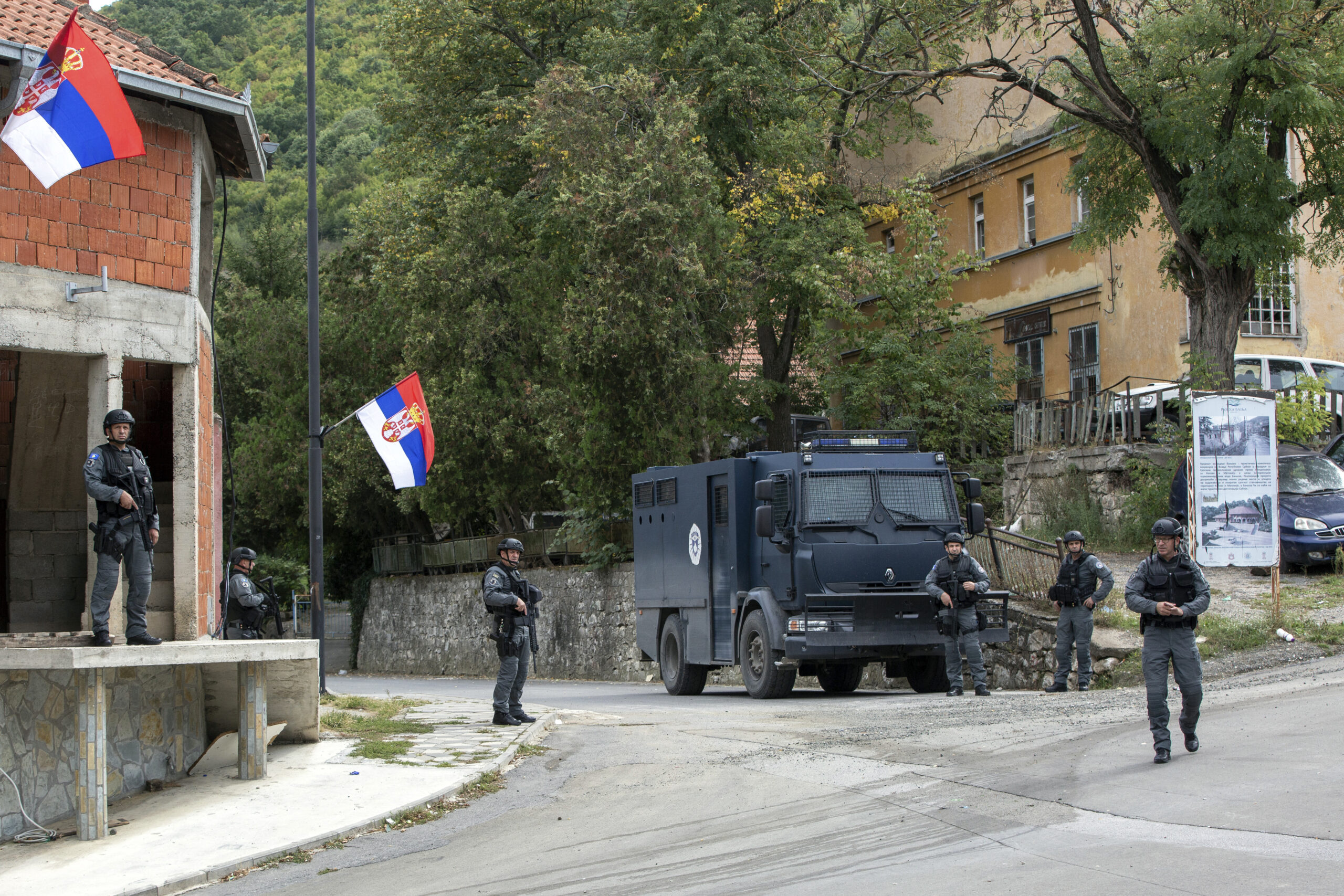 Polizisten aus dem Kosovo sichern das Gelände vor dem Banjska-Kloster. (Archivbild)