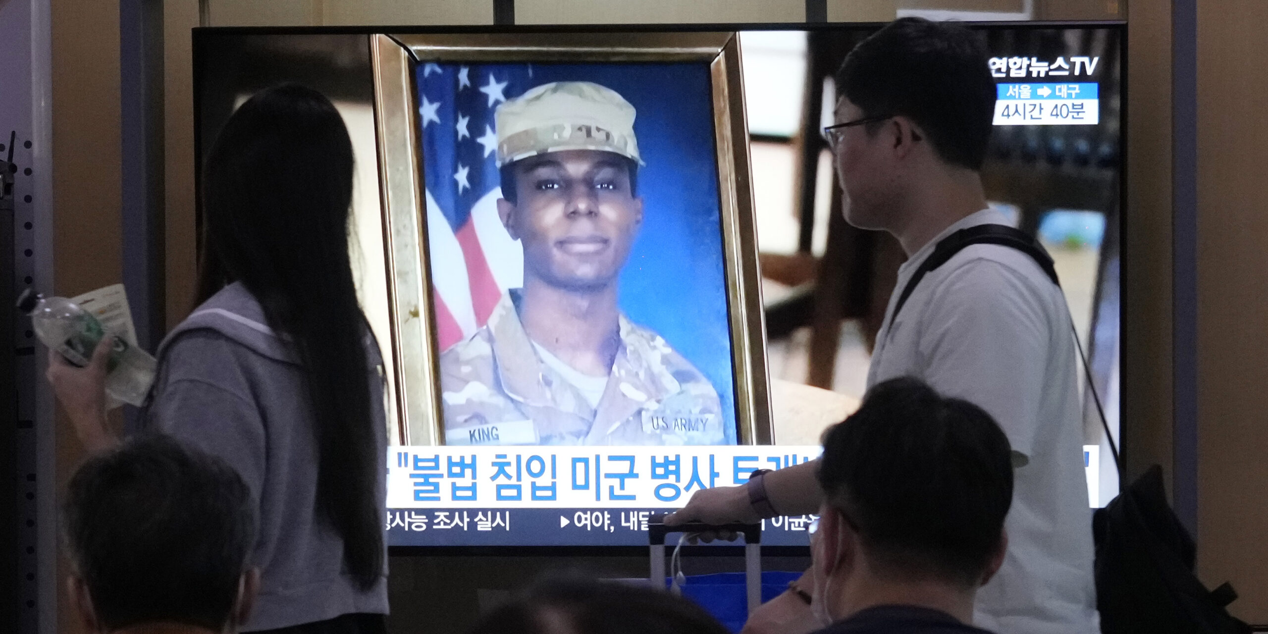 Ein Fernsehbildschirm zeigt ein Bild des US-amerikanischen Soldaten Travis King während einer Nachrichtensendung im Bahnhof von Seoul.