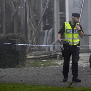 Ein Polizist steht am Ort einer starken Explosion