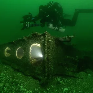 Ein Forscher taucht in der Nordsee vor einem Wrackteil des 1919 vor Helgoland gesunkenen U-Boots „UC 71”.