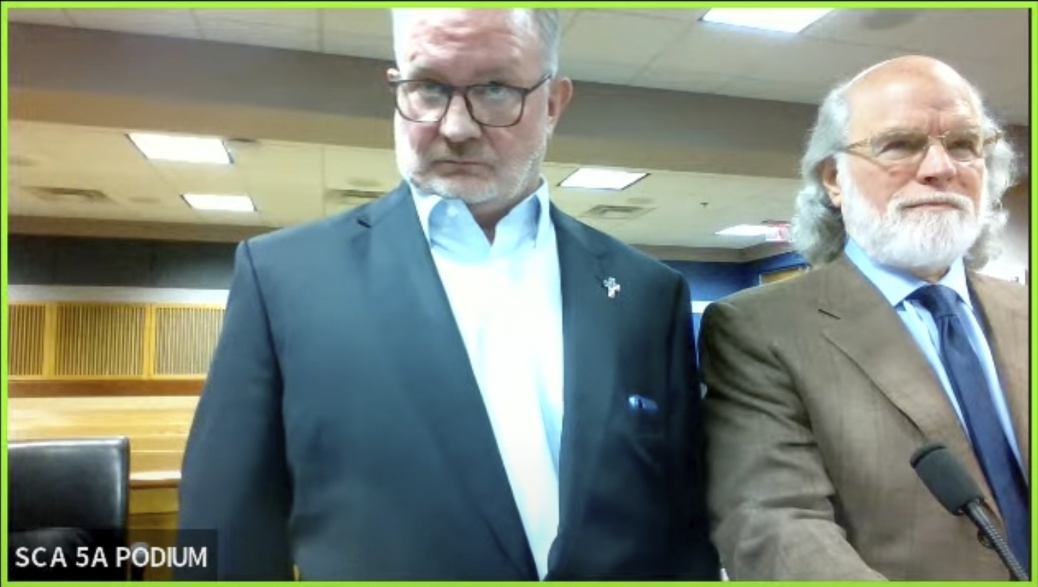 In diesem Bild, das aus der virtueller Zoom-Anhörung stammt, steht Scott Graham Hall (l) mit seinem Anwalt Jeff Weiner im Superior Court von Fulton County vor Richter McAfee (nicht im Bild) im Gerichtssaal in Atlanta.