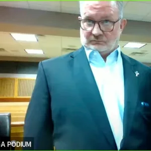 In diesem Bild, das aus der virtueller Zoom-Anhörung stammt, steht Scott Graham Hall (l) mit seinem Anwalt Jeff Weiner im Superior Court von Fulton County vor Richter McAfee (nicht im Bild) im Gerichtssaal in Atlanta.