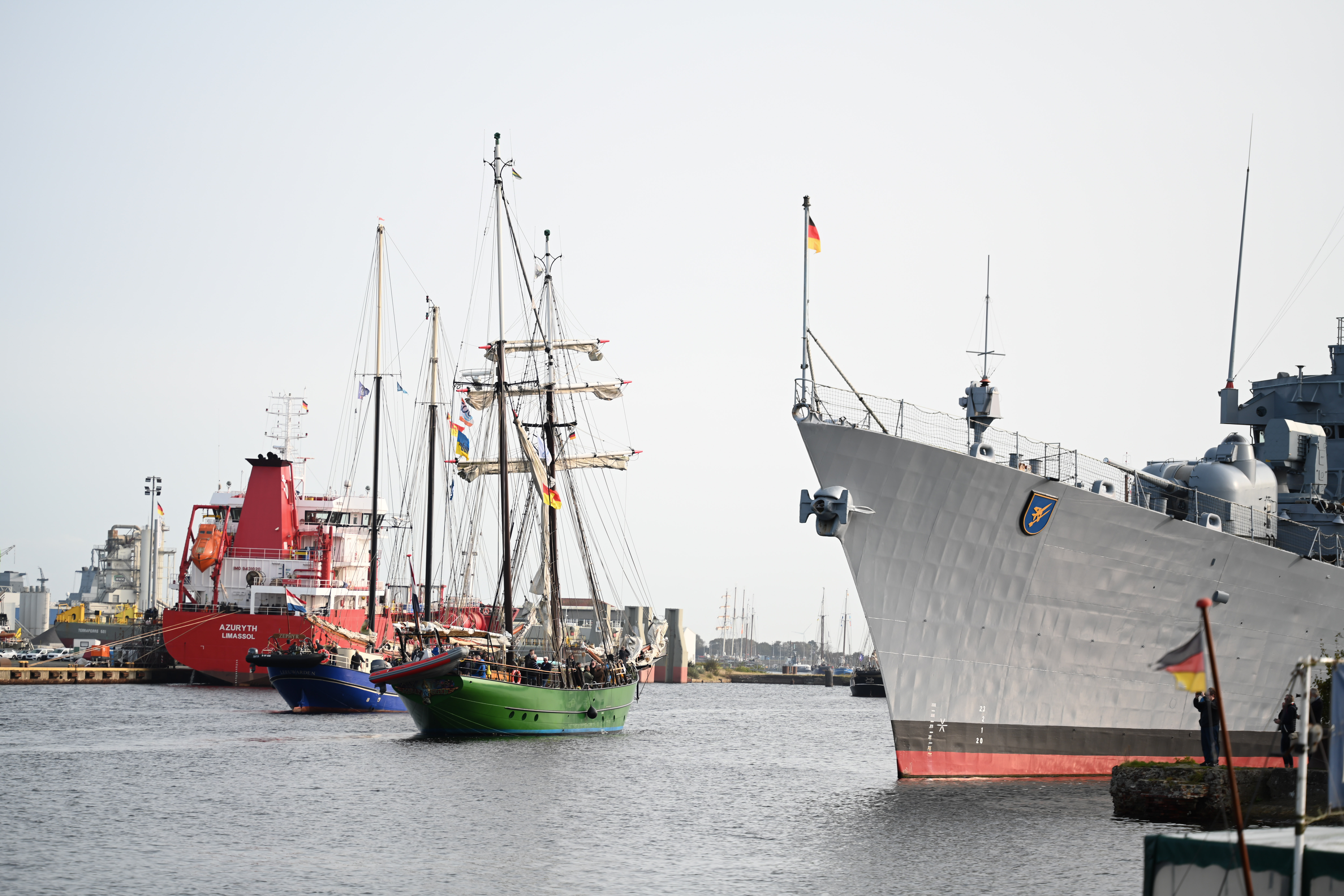 Die Segelschiffe laufen aus zu einer Regatta im Rahmen des 21. Wilhelmshaven Sailing-CUP.