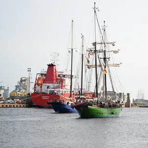 Die Segelschiffe laufen aus zu einer Regatta im Rahmen des 21. Wilhelmshaven Sailing-CUP.