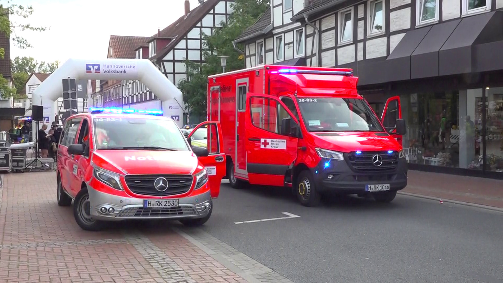 Ein Krankenwagen und ein Notarztwagen sind am Rande eines Volkslaufes in Burgdorf bei Hannover im Einsatz.