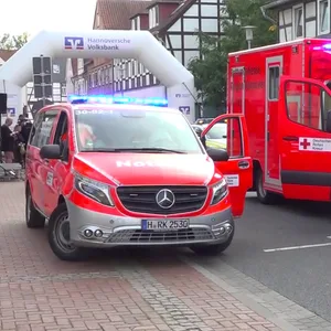 Ein Krankenwagen und ein Notarztwagen sind am Rande eines Volkslaufes in Burgdorf bei Hannover im Einsatz.