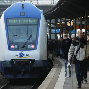 Pendler müssen sich im Metronom-Netz in den kommenden Tagen und Wochen auf Zugausfälle einstellen (Archivbild).