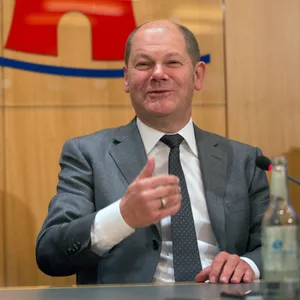 Olaf Scholz (SPD, r.) spricht am 16. Januar 2014 als Bürgermeister Hamburgs neben dem damaligen Finanzsenator Peter Tschentscher (SPD) auf einer Pressekonferenz im Rathaus zum Rückkauf der Energienetze.