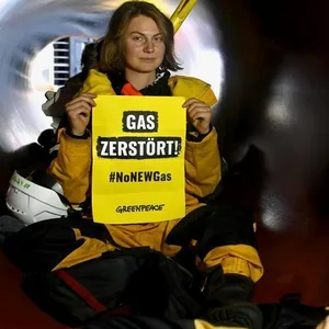 Mehrere Greenpeace-Aktivisten haben sich nach Angaben der Umweltschutzorganisation in einer der Pipelines festgemacht.