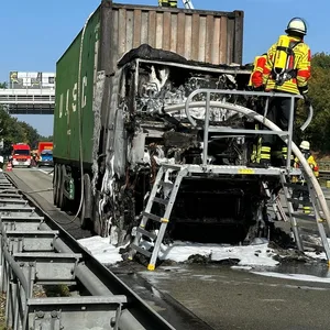 Brennender Lkw sorgt für kilometerlangen Stau auf A7 bei Hamburg