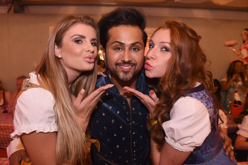 Promi-Stylist Samuel Sohebi rechnet mit einem pinken Oktoberfest – hier ist er zusammen mit GNTM-Kandidatin Linda Vaterl (l.) und Realitiy-TV Teilnehmerin Georgina Fleur zu sehen. (Archivbild)