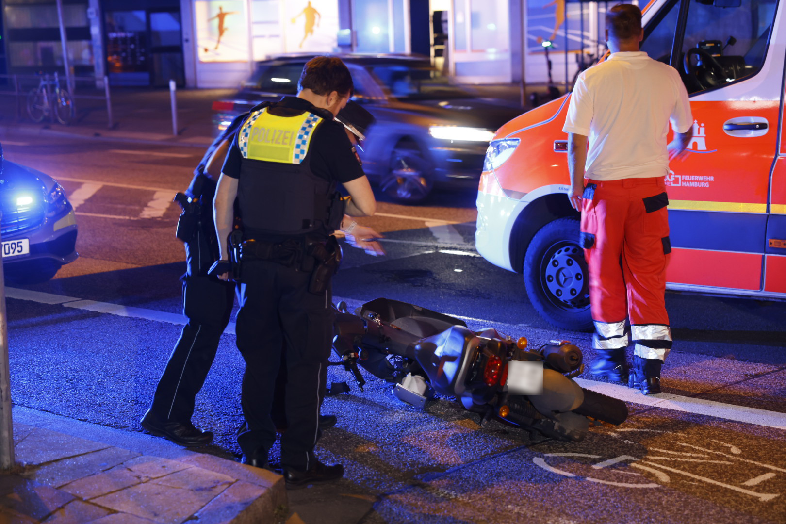 Polizei und Rettungskräfte an der Unfallstelle in Billstedt.