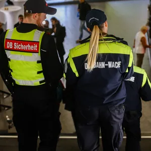 Die Hochbahn hat eine erneute Großkontrolle in Hamburgs Bussen und Bahnen angekündigt (Archivbild).