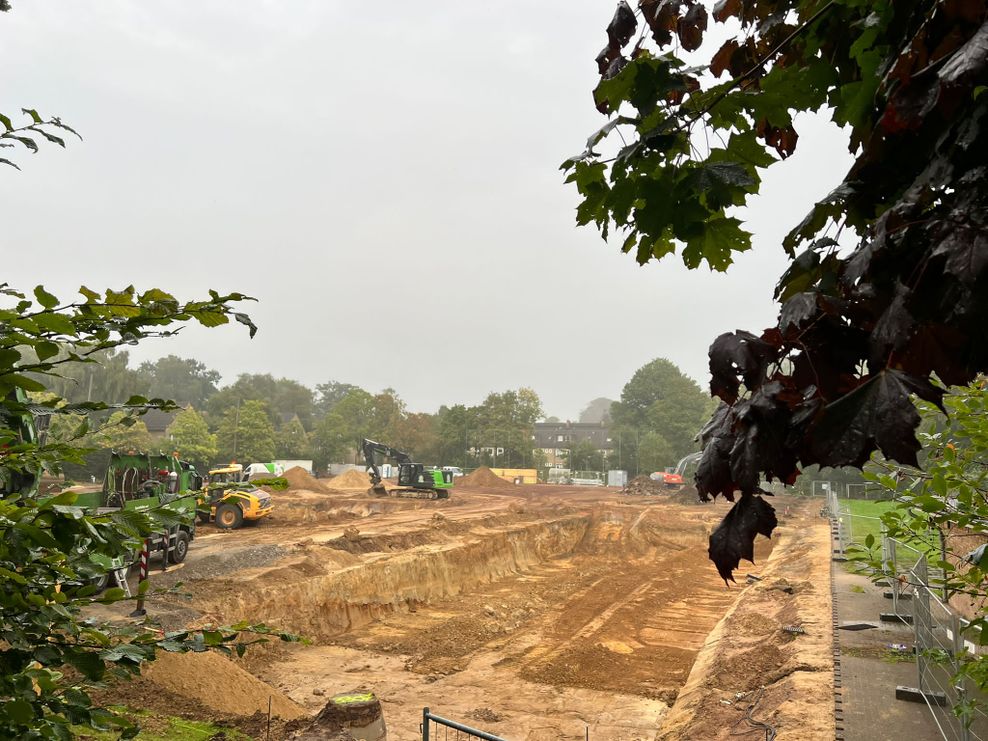 Die Bauarbeiten auf dem ehemaligen Sportplatz sind im vollen Gange.