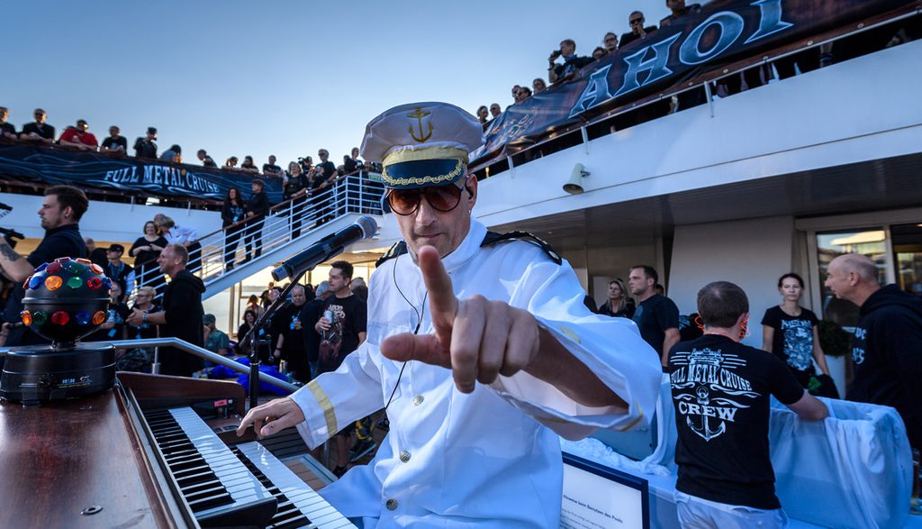 Kapitän am Keyboard auf der Full Metal Cruise.