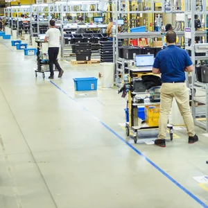 Eine Logistikhalle von Amazon (Symbolbild)