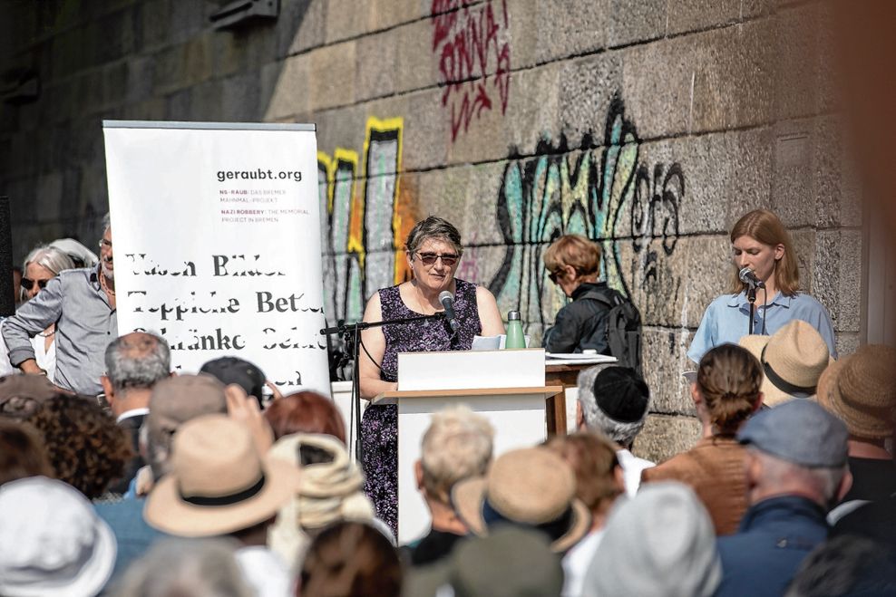 Barbara Maass (M.), in Kanada lebende Enkelin des einstigen jüdischen Mitinhabers, erzählt die Geschichte ihres Großvaters.