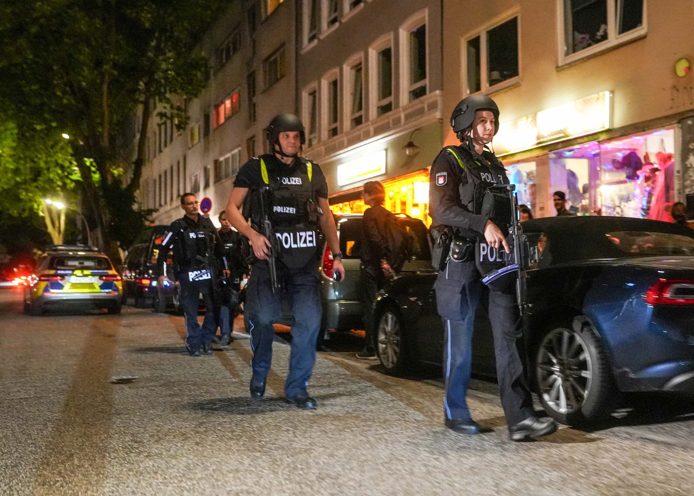 Mann bedroht Frau mit Waffe – Großeinsatz auf St. Pauli