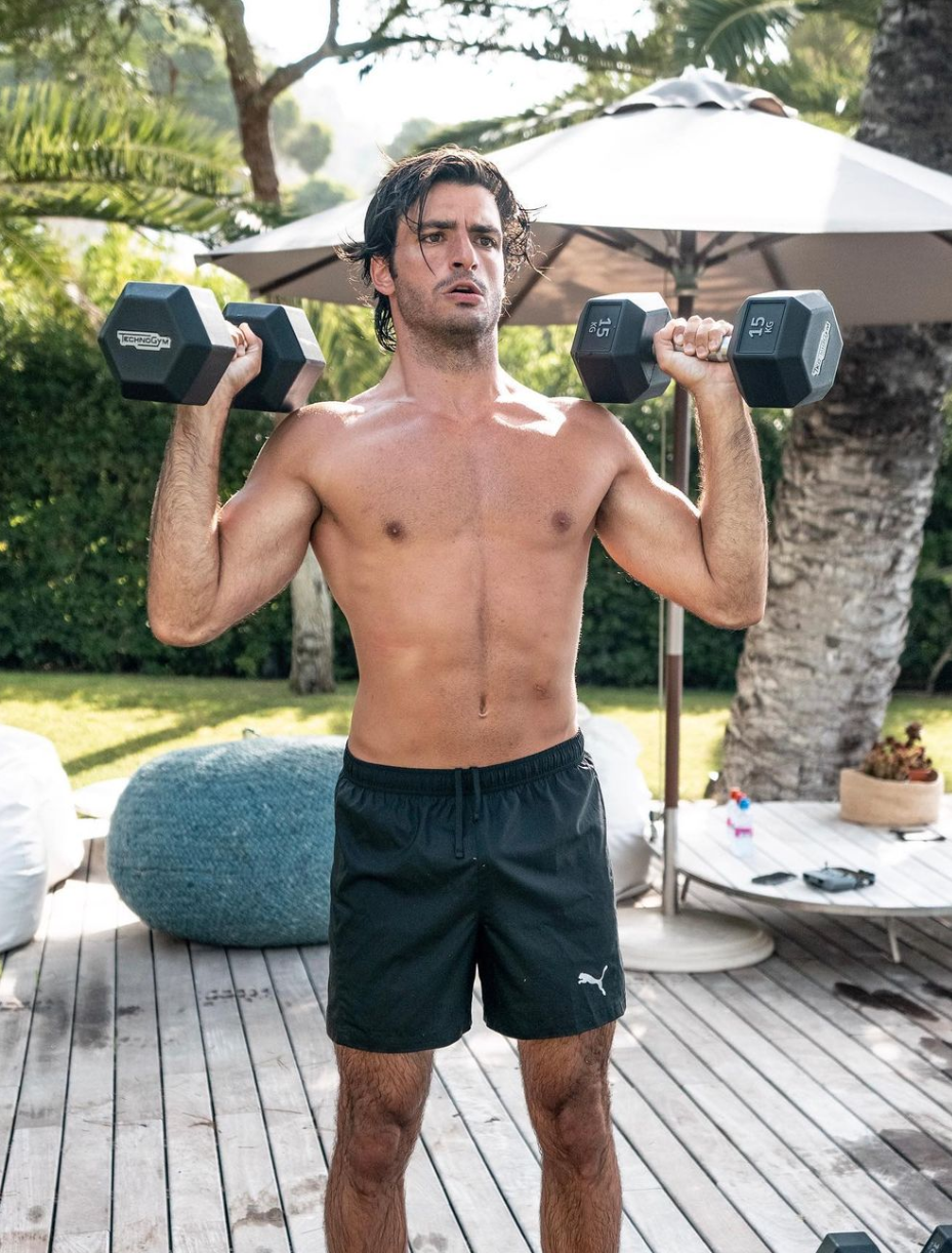Carlos Sainz bei Fitness-Übungen