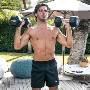 Carlos Sainz bei Fitness-Übungen