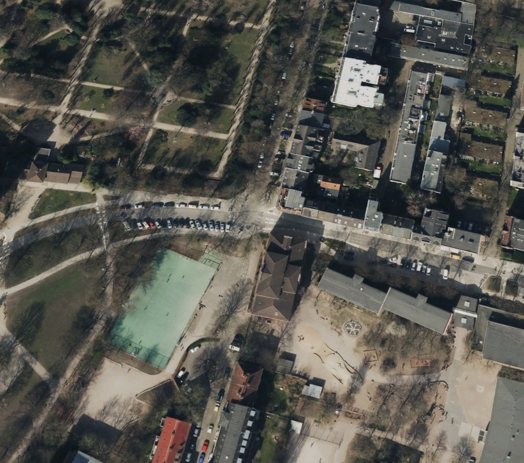 Die 21-Jährige wurde im Bereich Wohlers Allee/ Ecke Thadenstraße von dem Unbekannten attackiert.