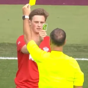 Youtuber Max Fosh und Schiedsrichter Mark Clattenburg bei einem Benefizspiel