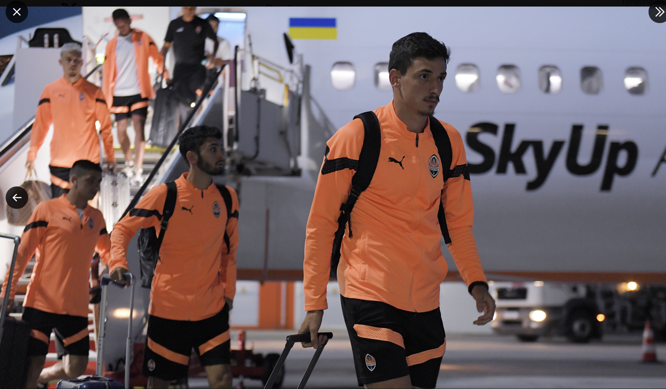 Spieler des FC Shakhtar Donezk verlassen ein Flugzeug