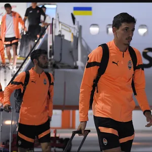 Spieler des FC Shakhtar Donezk verlassen ein Flugzeug
