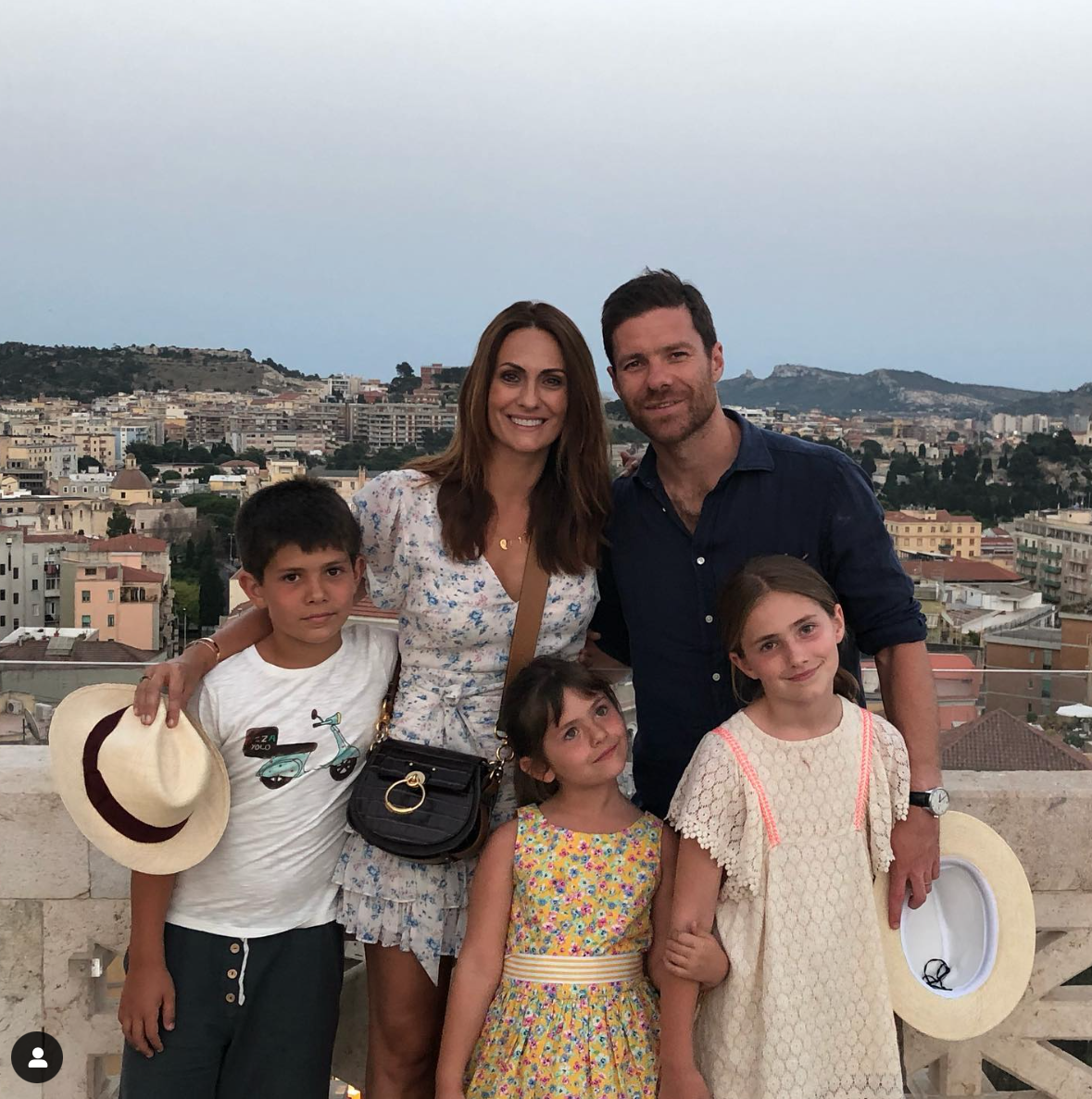 Xabi Alonso mit Ehefrau Nagore Aramburu und den drei gemeinsamen Kindern