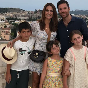 Xabi Alonso mit Ehefrau Nagore Aramburu und den drei gemeinsamen Kindern