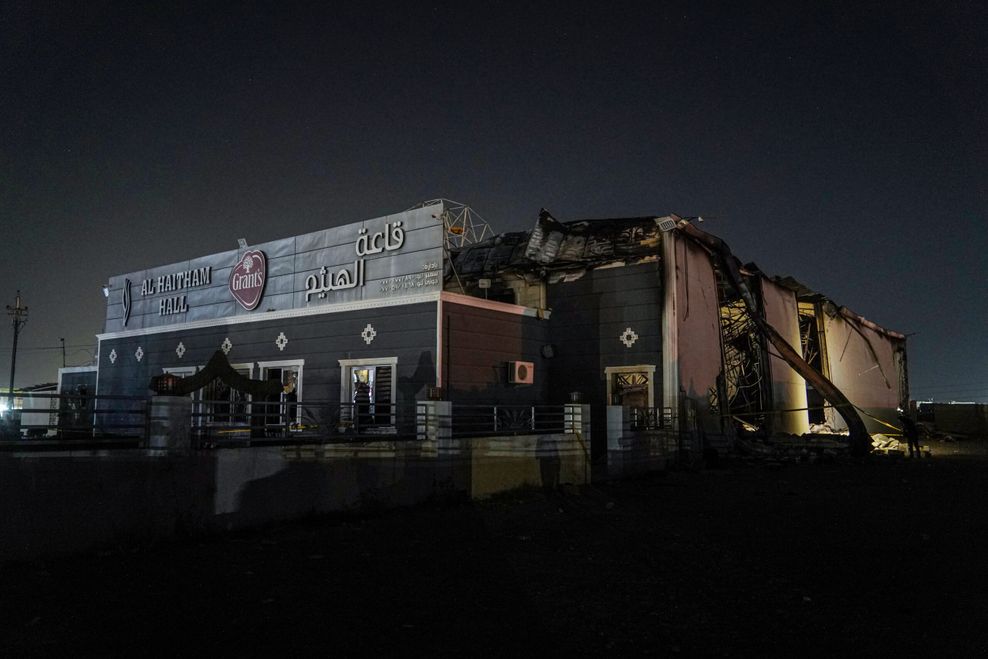 Die Verwendung leicht entflammbarer, billiger Baustoffe soll dazu geführt haben, dass die Halle bei dem Brand zusammenstürzte.