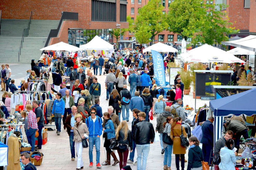 Der Überseeboulevard in der HafenCity lädt am Samstag wieder zum Langschläferflohmarkt. (Archivbild)