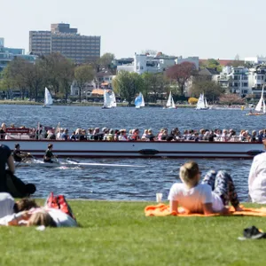 Menschen auf der Alster
