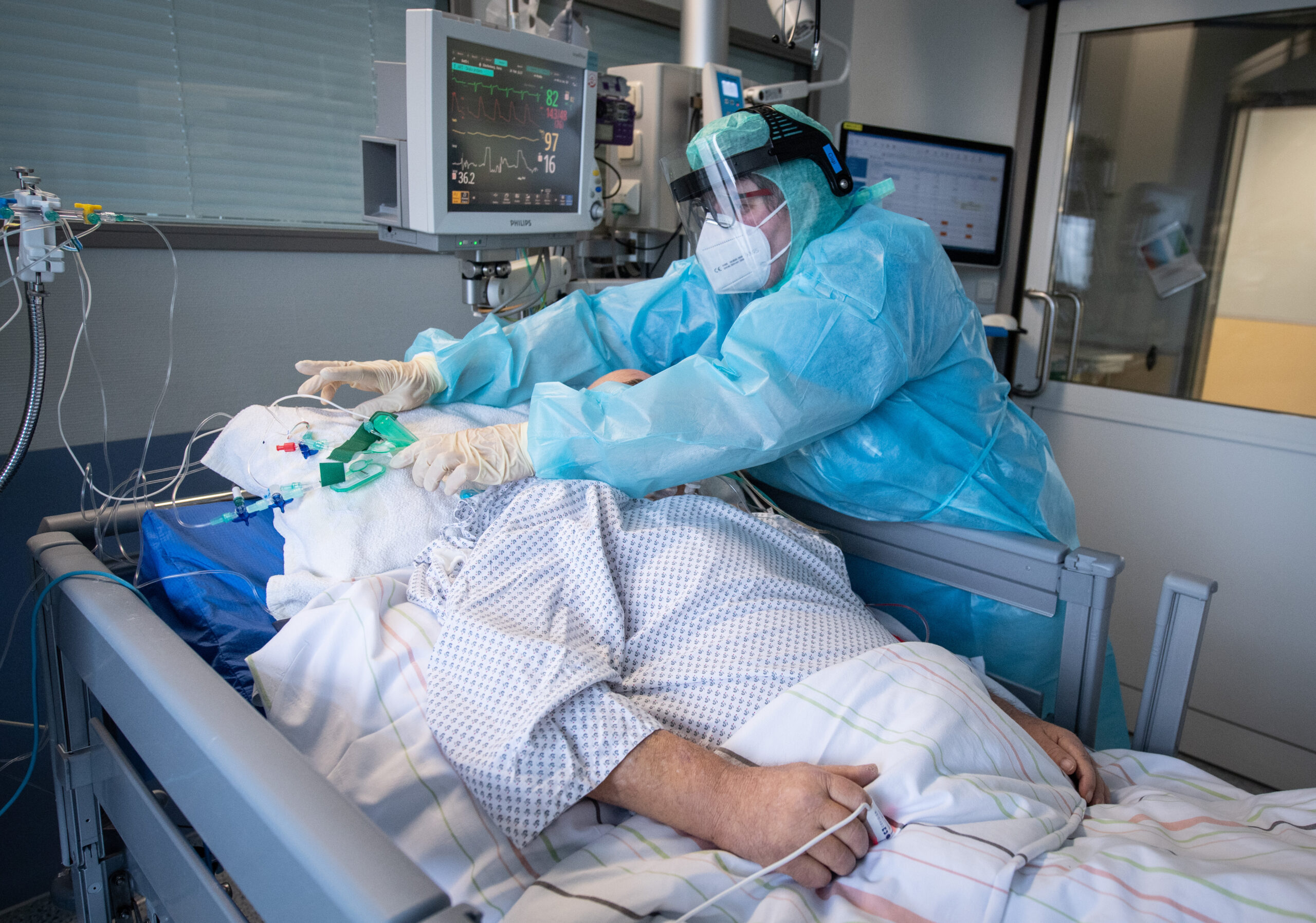Ein schwer an Corona erkrankter Patient auf einer Intensivstation. Die Pandemie hat zu einer Verringerung der Lebenserwartung in Deutschland geführt.