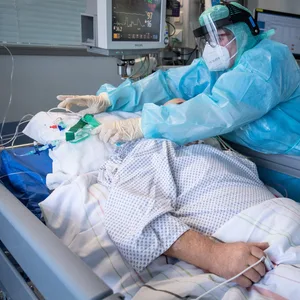 Ein schwer an Corona erkrankter Patient auf einer Intensivstation. Die Pandemie hat zu einer Verringerung der Lebenserwartung in Deutschland geführt.