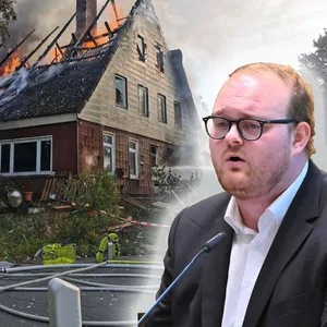 Bildmontage: FDP-Politiker Carl Cevin-Key Coste (FDP) vor seinem Elternhaus, aus dem Flammen schlagen