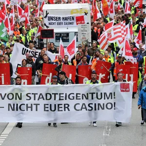 Demo gegen den Hamburger Hafen-Deal mit der Reederei MSC am 19. September.