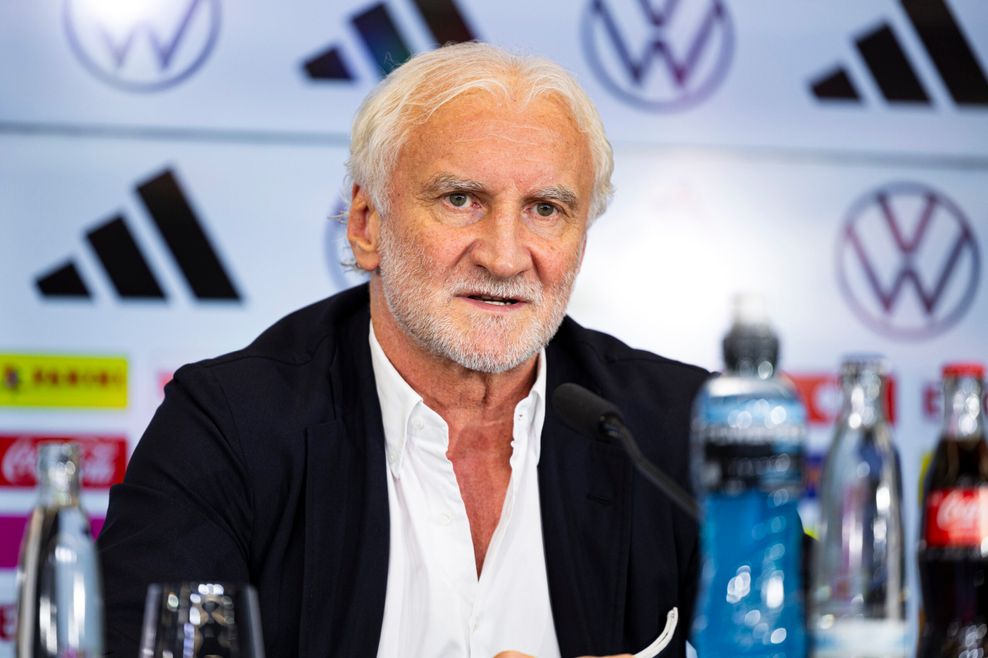 Rudi Völler bei der Pressekonferenz