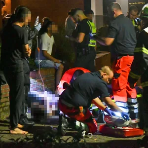 Der junge Mann liegt nach dem Angriff seines Neffen schwer verletzt am Boden und wird von Sanitätern behandelt.