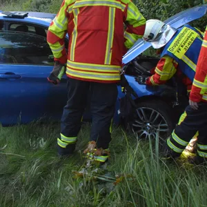 Auf Autobahn bei Hamburg – BMW-Fahrer kracht in Leitplanke