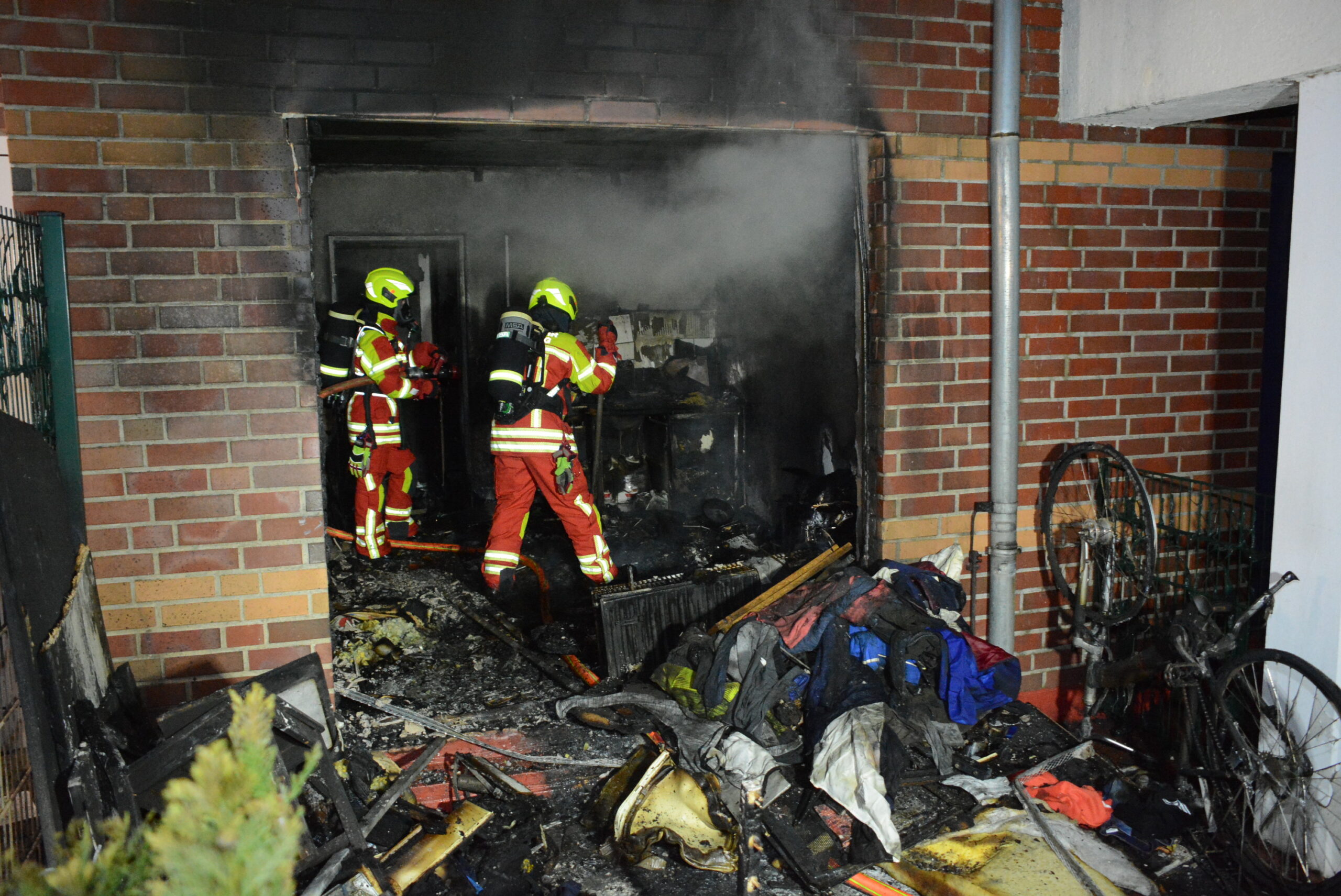 Feuerwehrkräfte in der Wohnung im Erdgeschoss.