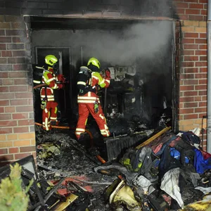 Feuerwehrkräfte in der Wohnung im Erdgeschoss.