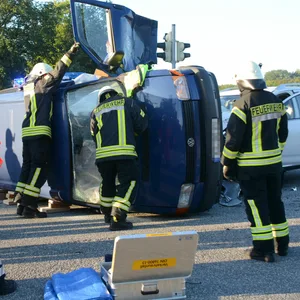 Der Camper kippte bei dem Crash auf die Seite, die Feuerwehr musste die Frontscheibe herausschneiden, um den Fahrer retten zu können.