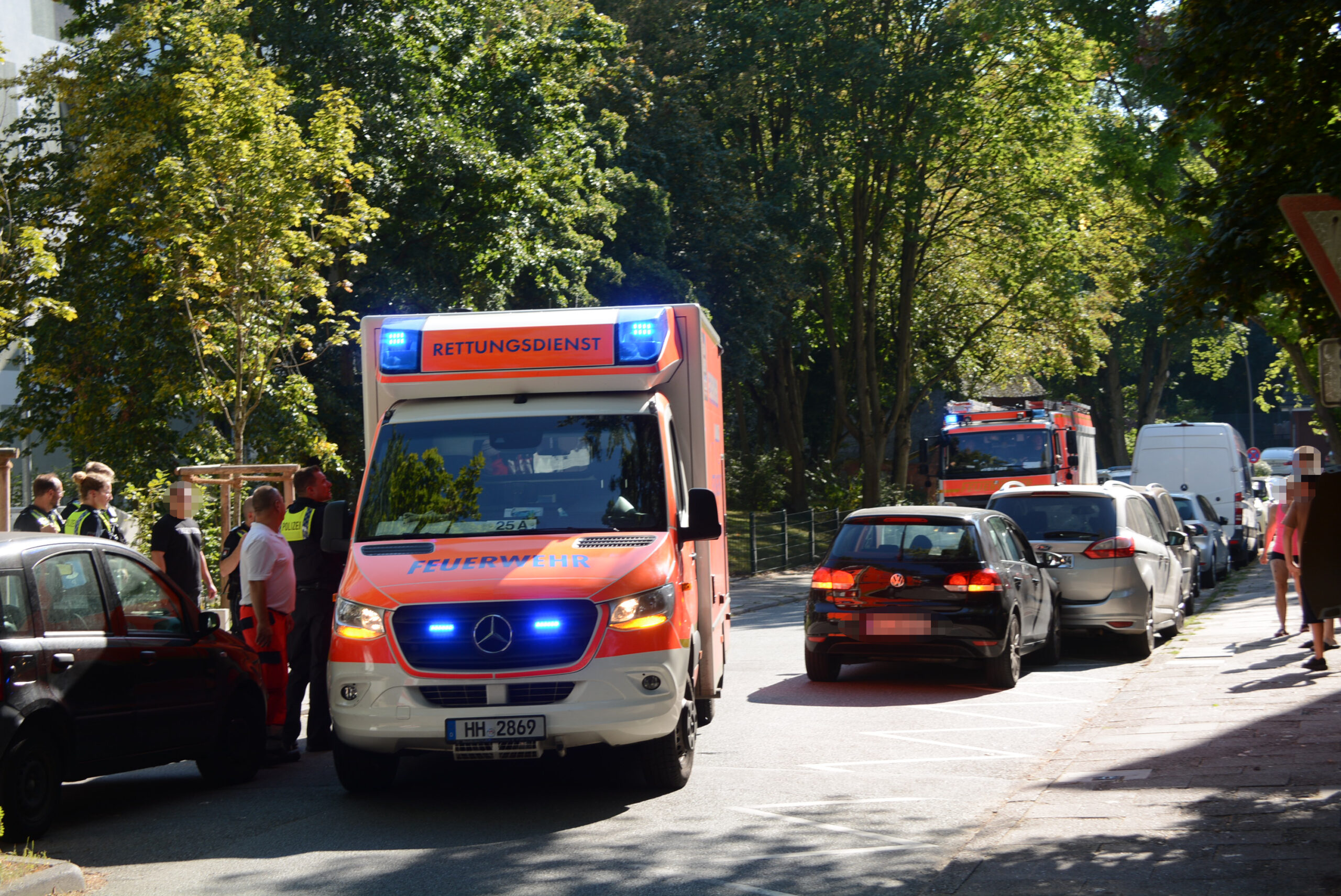 Ein Autofahrer hat aufgrund einer Erkrankung in Billstedt einen Unfall gebaut und ist in zwei parkende Autos gefahren.