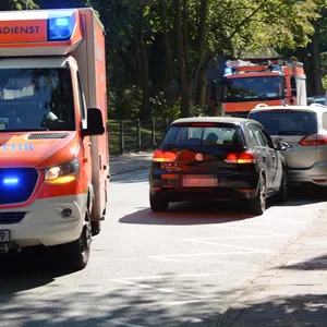 Ein Autofahrer hat aufgrund einer Erkrankung in Billstedt einen Unfall gebaut und ist in zwei parkende Autos gefahren.