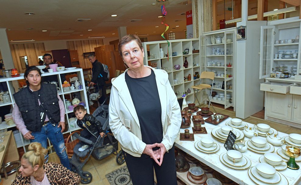 Marianne Sorokowski, Leiterin des Sozialkaufhauses „Fairkauf“ in Harburg. Sie steht vor Regalen und Tischen voller Geschirr.