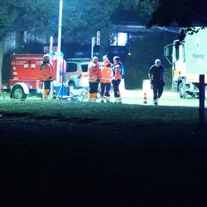 Einsatzkräfte suchten bis spät in den Abend hinein nach dem Vermissten.