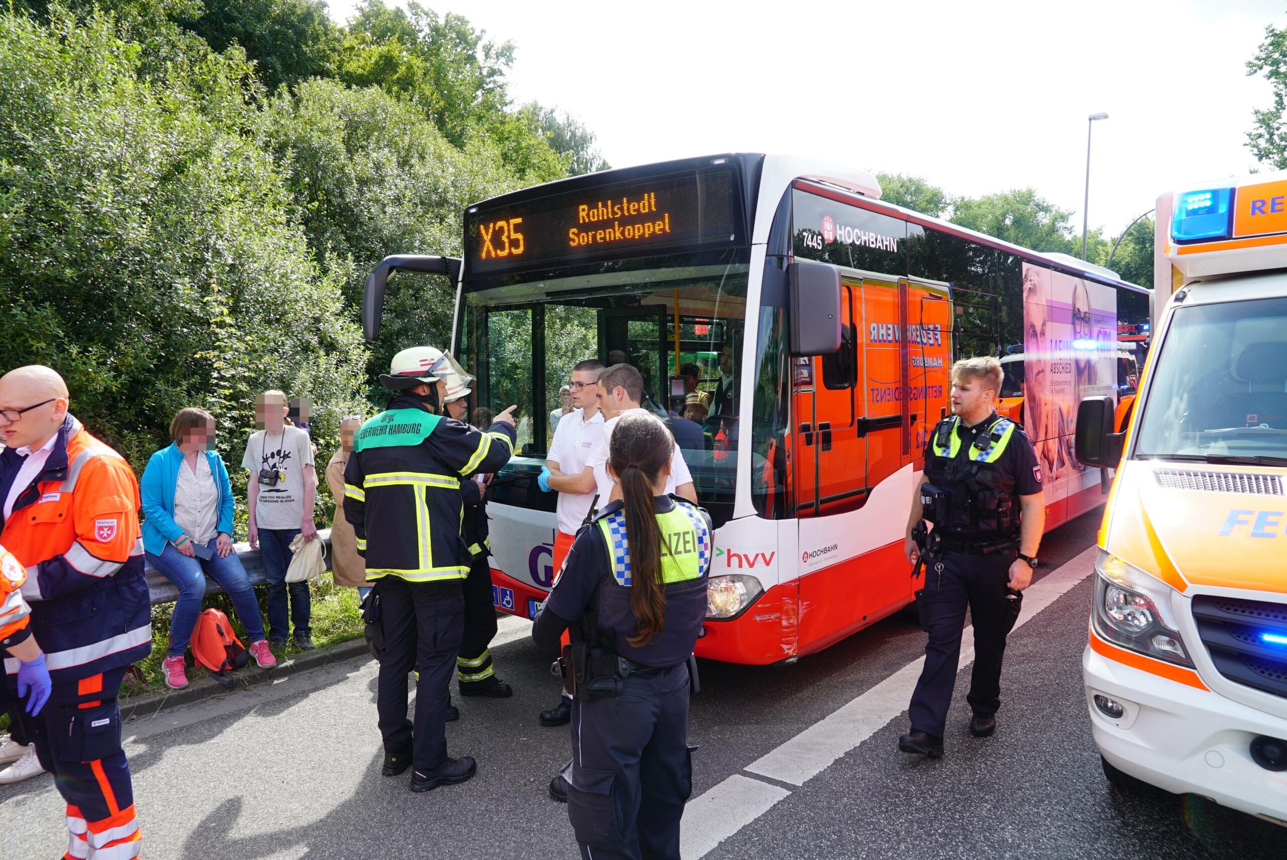 Polizei- und Rettungskräfte am Bus.