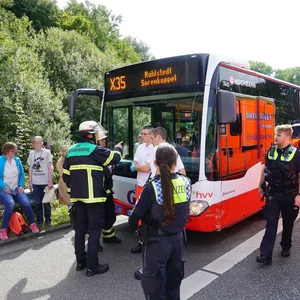 Polizei- und Rettungskräfte am Bus.
